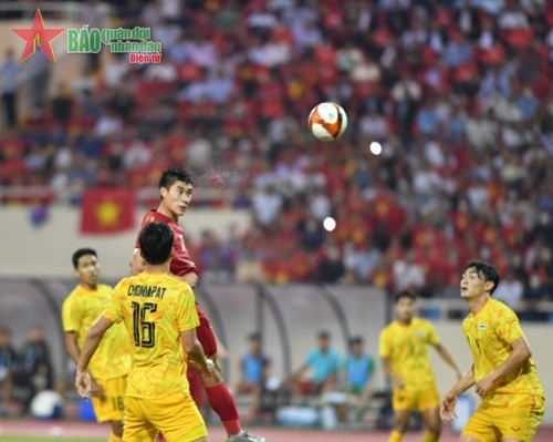 Clip cầu thủ Nhâm Mạnh Dũng đánh đầu ghi bàn tung lưới U23 Thái Lan